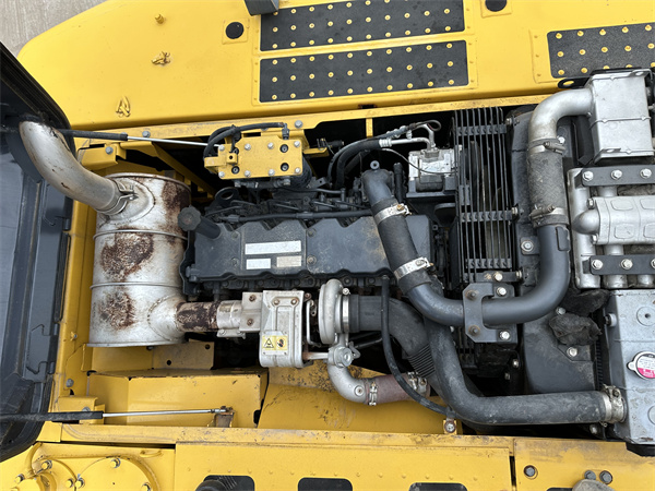 Использованный экскаватор Komatsu PC240LC-8 с рабочей массой 25130 кг
