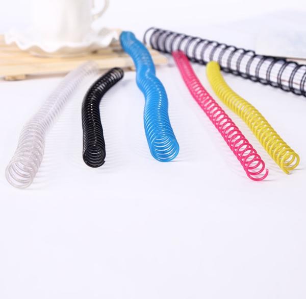 Bobina espiral plástica do fio do ANIMAL DE ESTIMAÇÃO do PVC dos artigos de papelaria única para cadernos