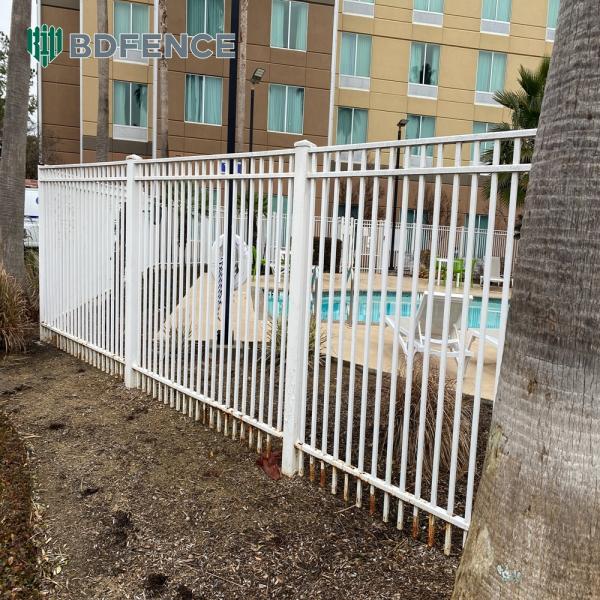 Clôture tubulaire en acier fonctionnelle : utilisation pratique