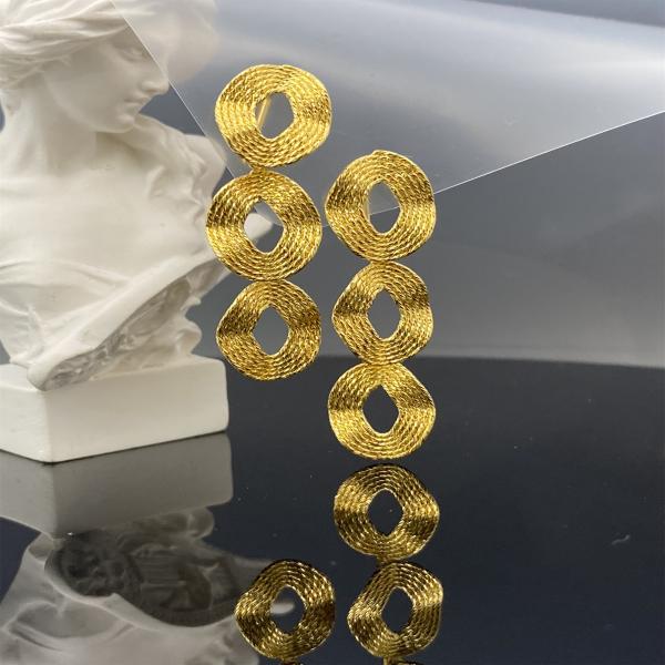 Los elegantes pendientes de plumeria de oro pequeño