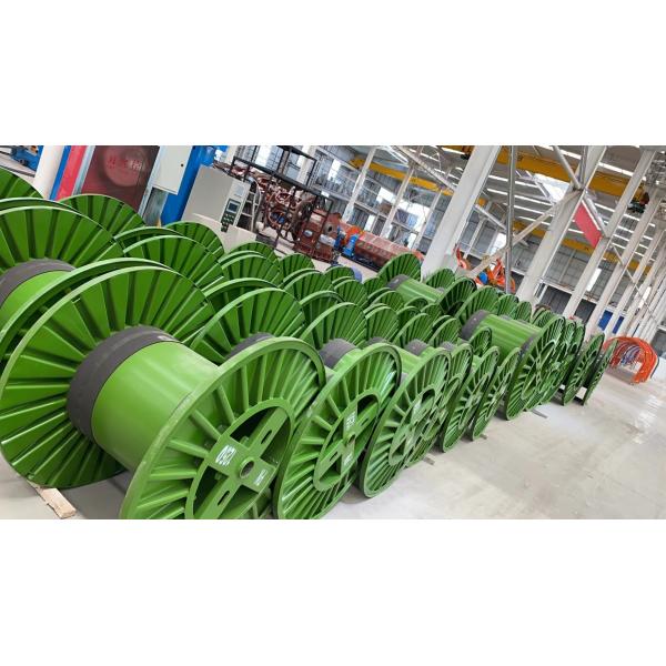 Шаг более менее кладя - вверх по машине для садить кабель системы управления на мель силового кабеля