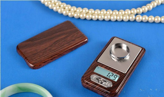 Pocket scale with blue backlight and wood grain finish