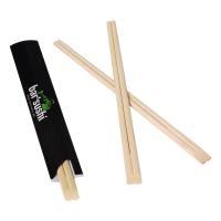 Os hashis servindo afastados, o sushi guardando de empacotamento de papel colam de bambu