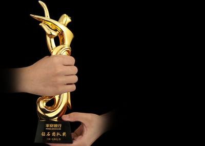Troféus materiais dos copos da concessão da resina poli com figura abstrata projeto