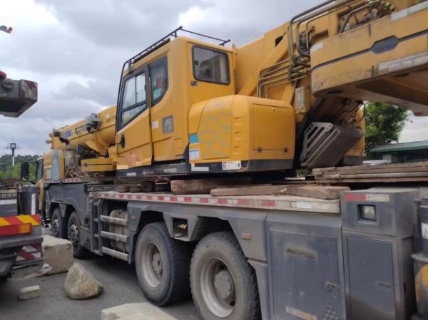 Crane orange 55TON Cran hydraulique terrestre mobile monté sur un camion