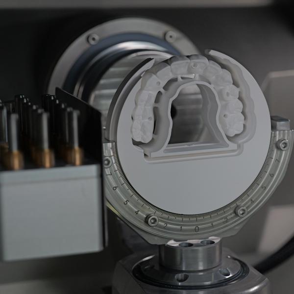 Yucera Dental Laboratory Five-Axis CAD/CAM Milling Machine for PMMA Denture Fabrication