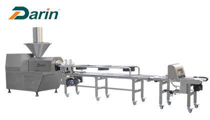 A linha de produção espasmódica dos alimentos para animais de estimação dos petiscos do animal de estimação da galinha seca do corte para o treinamento do cão trata