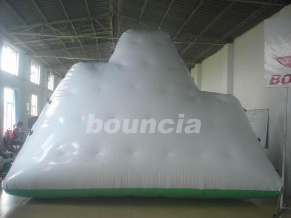 Um deslizamento do lado e três lados que escalam o iceberg inflável da água
