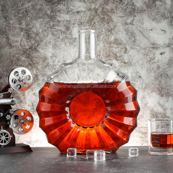 Сверхстарые стеклянные бутылки с резиновой пробкой для виски