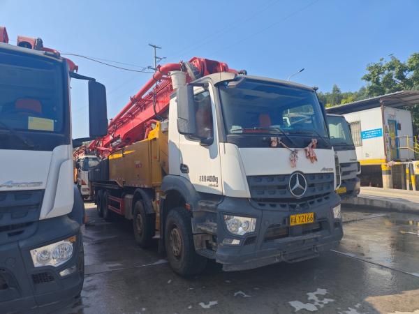 56m Benz Chassis Béton Pump Truck avec 5 sections Boom et Confortable conduite placement de la pompe à béton boom