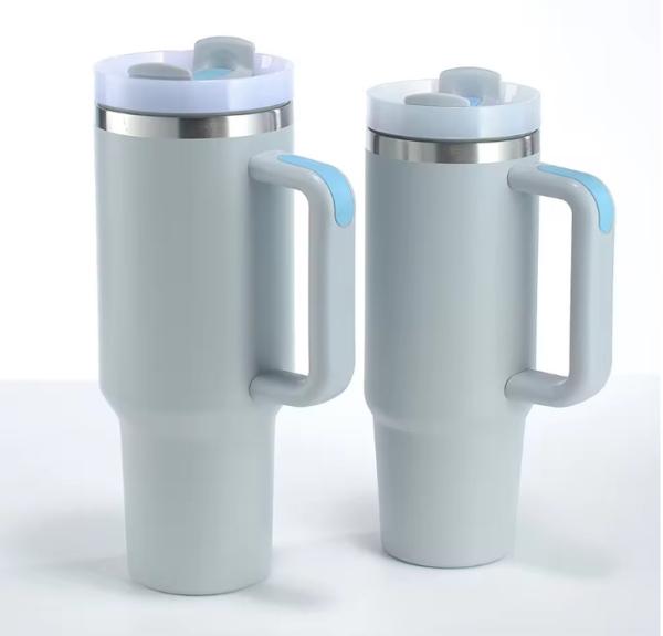 Aço inoxidável aspirador garrafa de água de desporto caneca isolado 40oz em massa