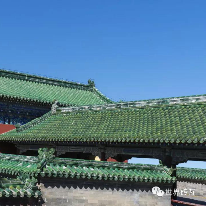 Китаец застеклил зеленые черепицы для газебо сада
