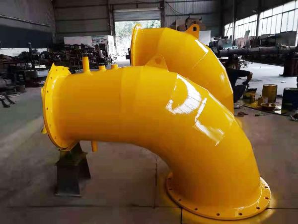 Generador de turbina de agua tipo Francis de 500kw en planta de energía hidroeléctrica color amarillo