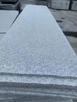 La dalle blanche de partie supérieure du comptoir du granit G603 a adapté l'épaisseur aux besoins du client pour des projets de construction