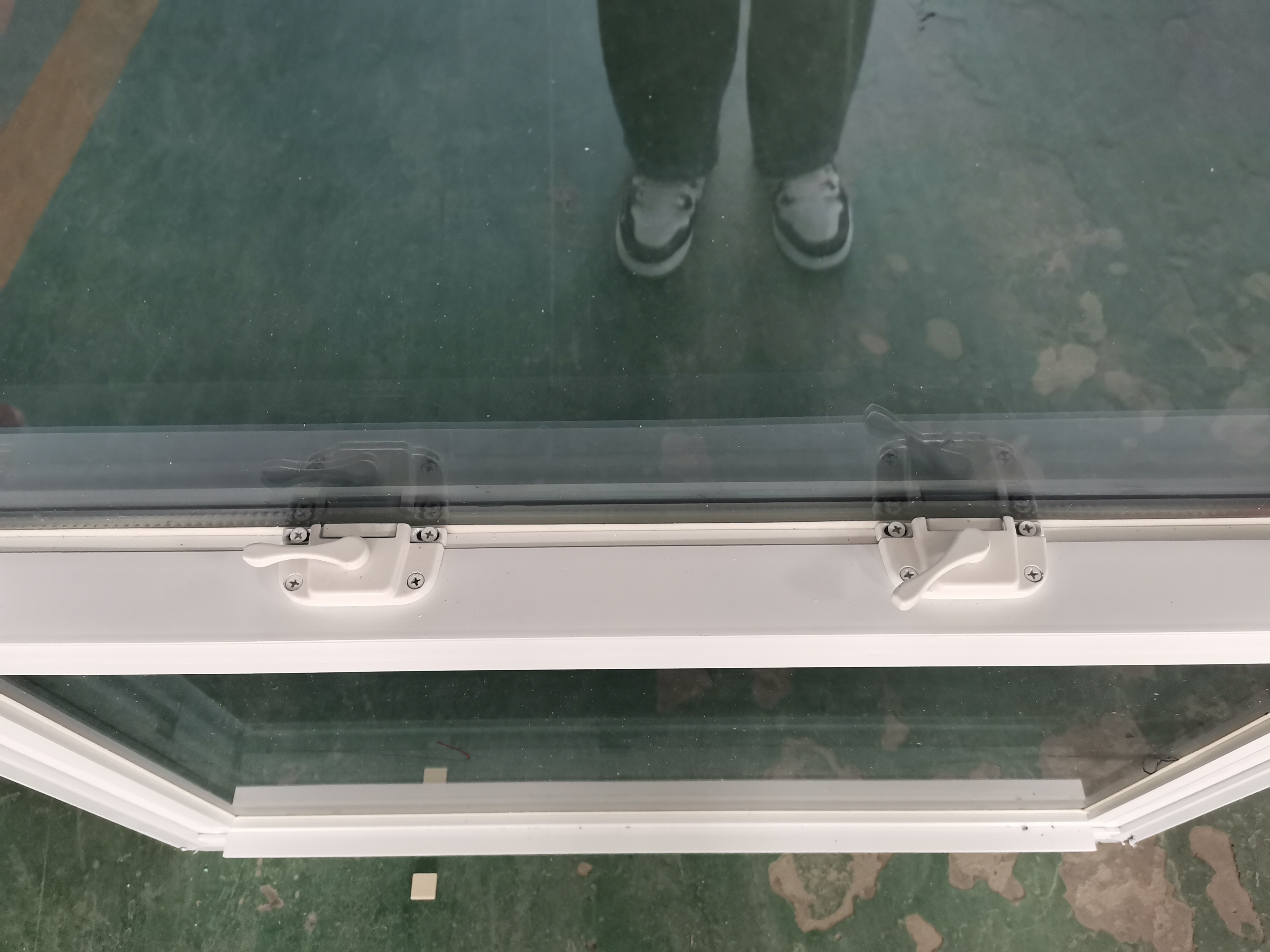 Дизайн белого UPVC двойного висящего окна с экраном для насекомых