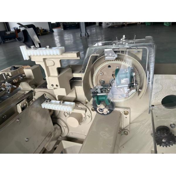 Тень двойной струи воды сопла сплетя