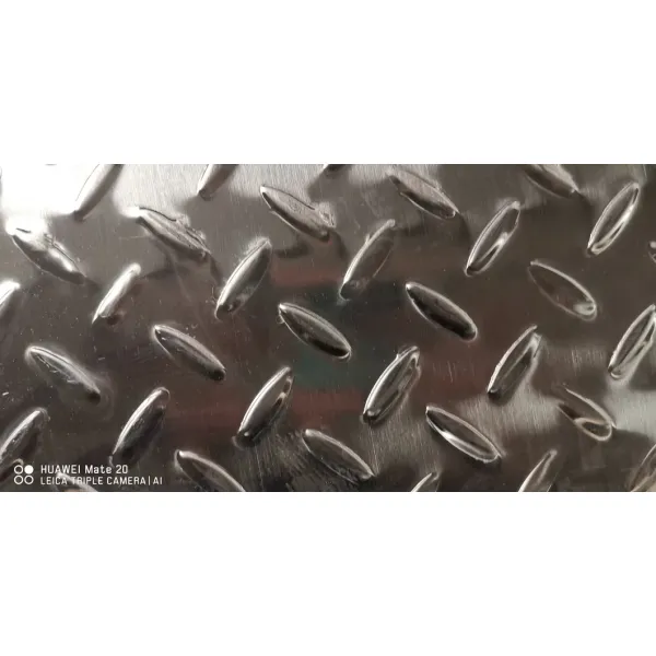 Cold Rolled Stainless Steel Sheet with Polished Surface and Customizable Projections for Decorative Applications