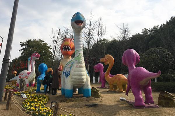 As crianças gostam de modelos feitos a mão do dinossauro da fibra de vidro do parque para interno e exterior