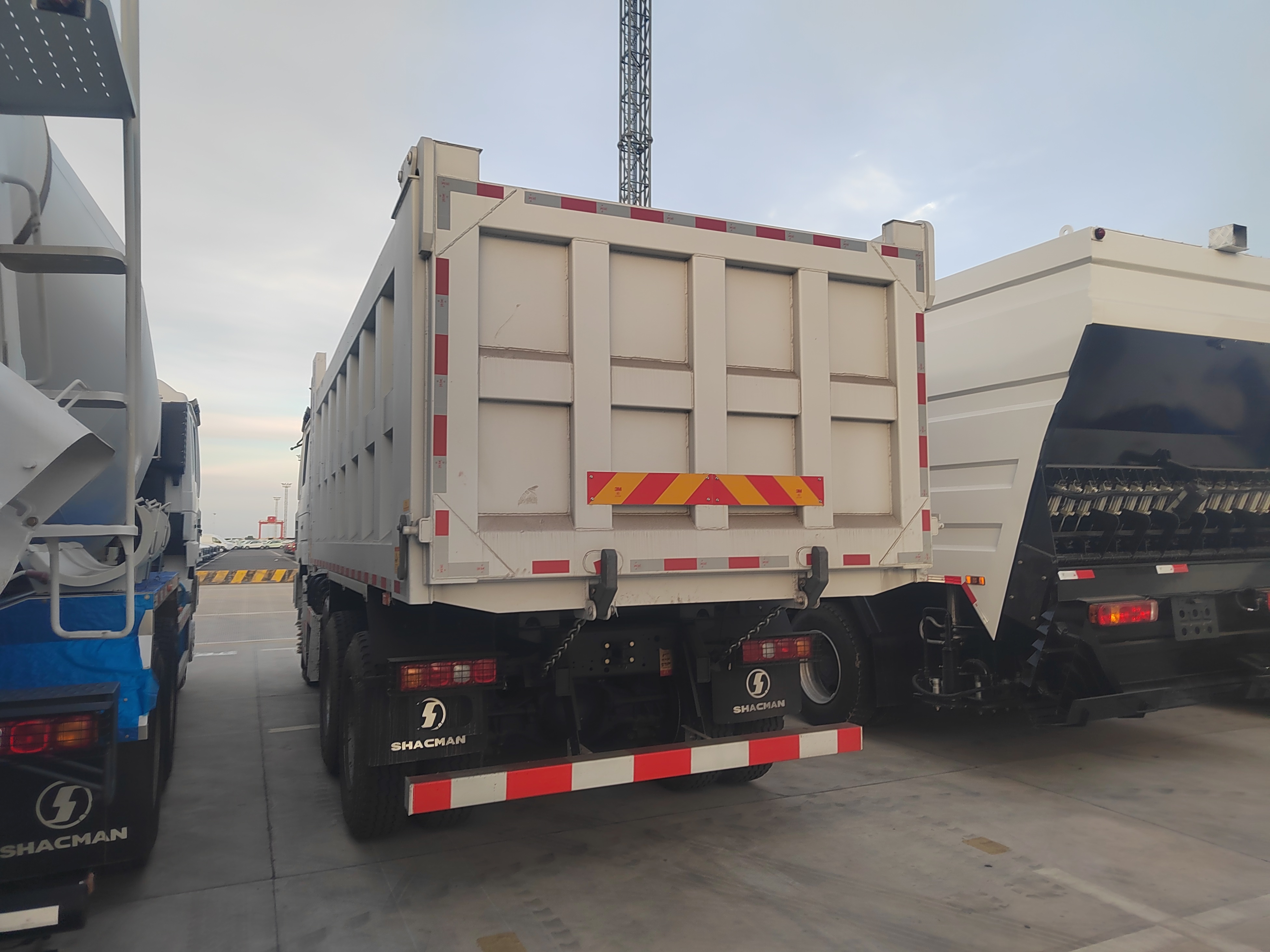 Shacman F3000 6X4 430HP Heavy Duty Off Road Tractor Euro II for Mining Dump Trailer Haulage