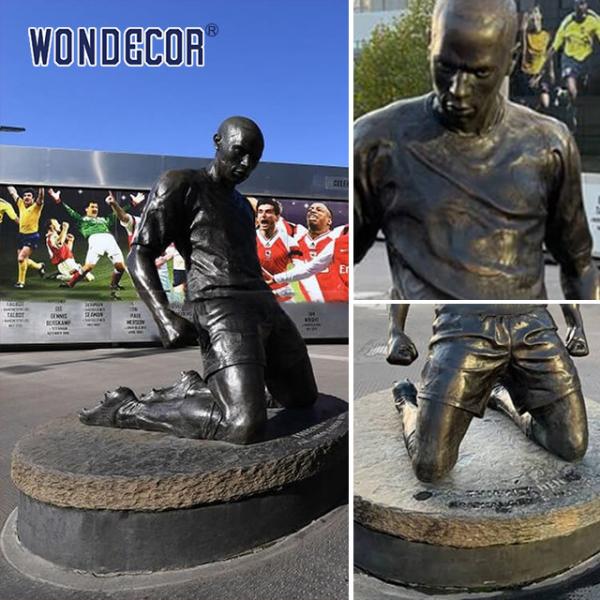 Мастерски вырезанные бронзовые статуи скульптуры Футболисты празднуют действие