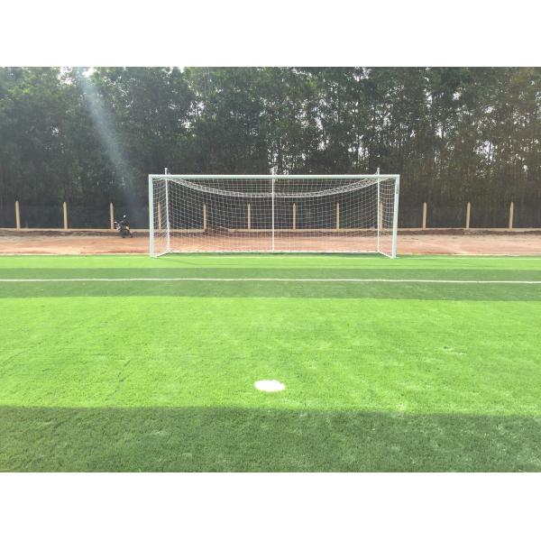 Благоустройство двора сделано простым с помощью искусственной искусственной травы из материала PE PP