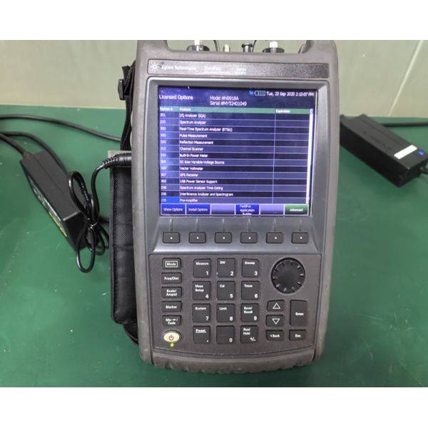 Keysight N9918A FieldFox Handheld Microwave Combination Analyzer with 26.5 GHz Frequency and Portable Rackmount Design