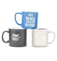 Une tasse de café personnalisée de 2025 pour cadeau.