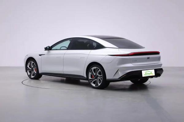 Maximum Torque of 725N.m Zhiji L7 EV Car 's Top Luxury Electric Sports Car for Speed Driving