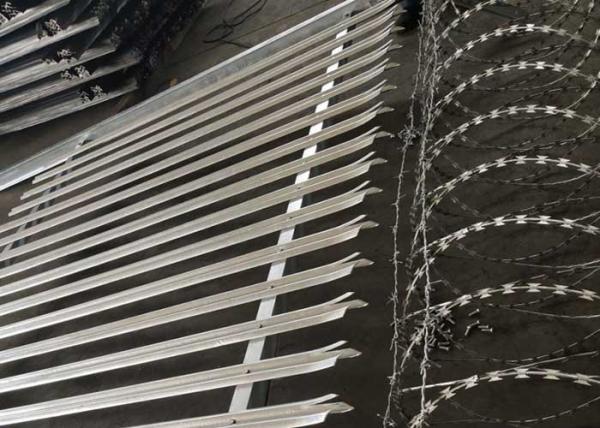 Paliçada de aço galvanizada do mergulho quente que cerca a seção de W com fio da lâmina