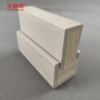 Les gains en bois de l'étagère de la porte en LVL sont renforcés par le cadre de la porte de la maison.