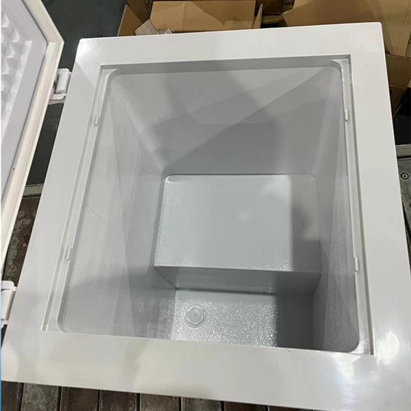 220V / 50Hz Mini Deep Chest Freezer With Door Lock And Silver Exterior Appearance