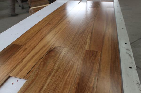 Pacifique a repéré le plancher de bois de construction machiné par gomme avec le finissage brillant