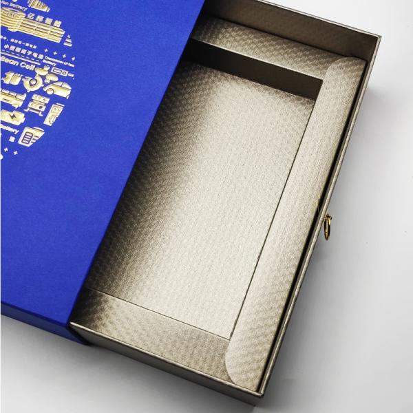 Коробки футболки Эко упаковывая повторно использовали ящик сползая подарочную коробку картона одежды с бумажным мешком