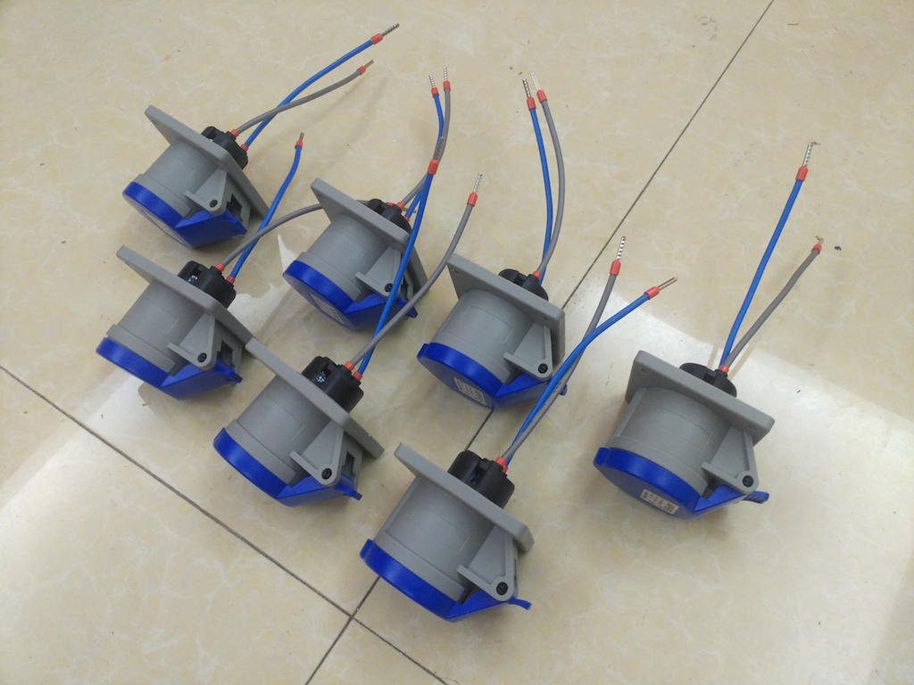 313 гнезда IP44 штепсельной вилки 3P 16A 220V прямых промышленных делают водостойким с голубой крышкой