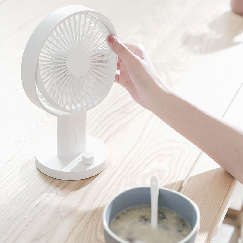 2027 New Design Long Battery Rechargeable Adjustable Standing Oscillating USB Mini Table Fan
