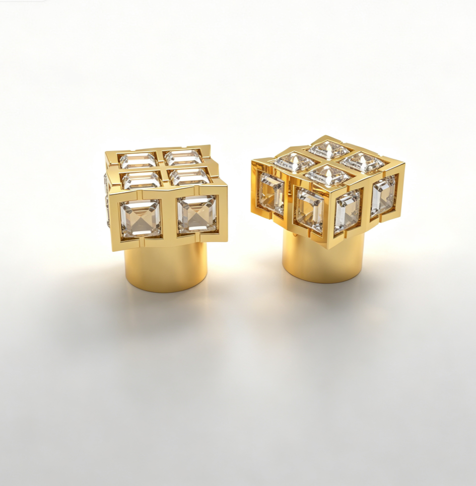 Luxury Fan Shaped Zamac Perfume Cap with Inlaid Red Crystal Gold Plated Fragrance Bottle Lid