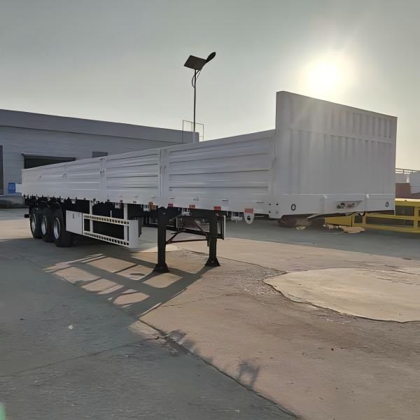 La marque CIMC utilise de l'acier de haute résistance pour fabriquer des semi-remorques clôturées adaptées aux pays africains.