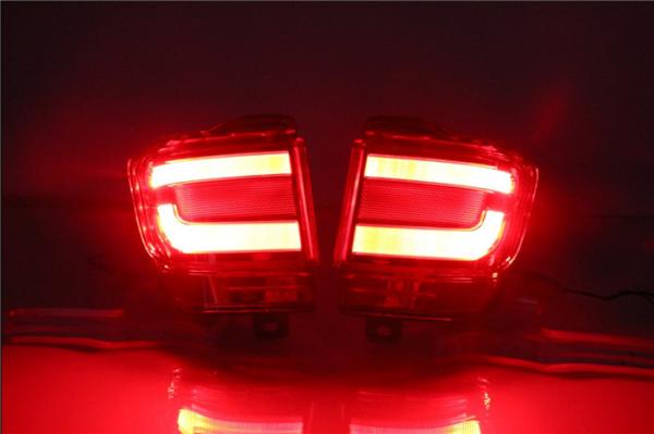 O amortecedor vermelho do TOYOTA LAND CRUISER montou luzes do diodo emissor de luz