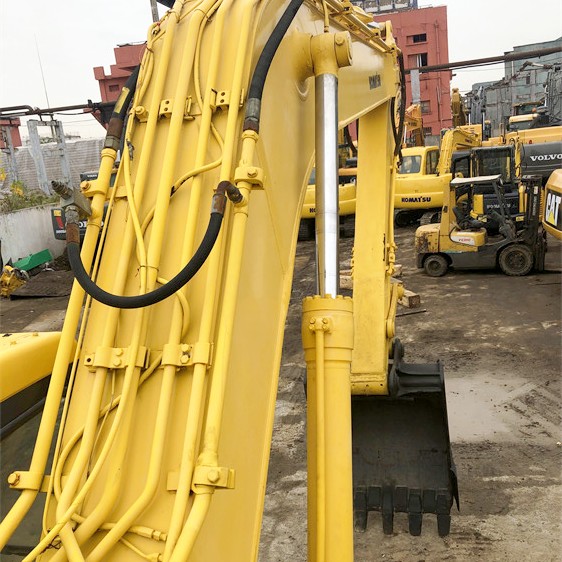 Excavateur Komatsu PC200-6 en bon état avec soupape hydraulique et pièces originales