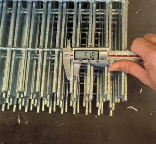 Hot Dip Galvanized Heavy Duty Serrated Steel Grating for Industrial Platforms and Trench Covers