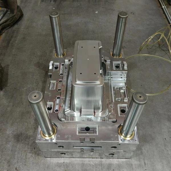 Customized Plastic Injection Tooling with Single Or Multi-Cavity and P20 Mold Steel