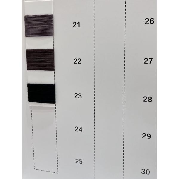 Le bébé main-bras tricotent le fil a mercerisé des fils de coton font du crochet le coton 100%