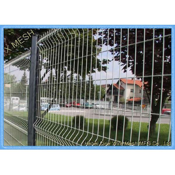 Зеленый порошок покрыл сталь проволочной изгороди панелей загородки ячеистой сети покрытую периметром сваренную