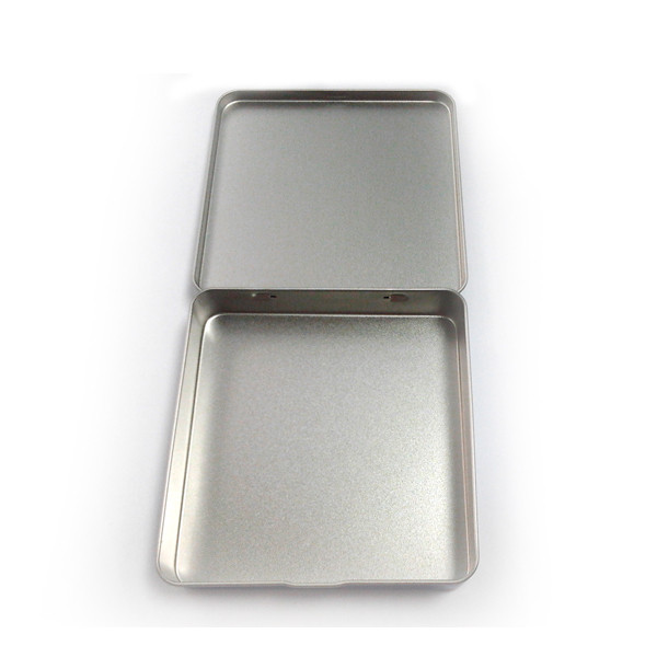 2 сигары части коробки олова с крышкой серебра шарнира свернутой внутренностью вне
