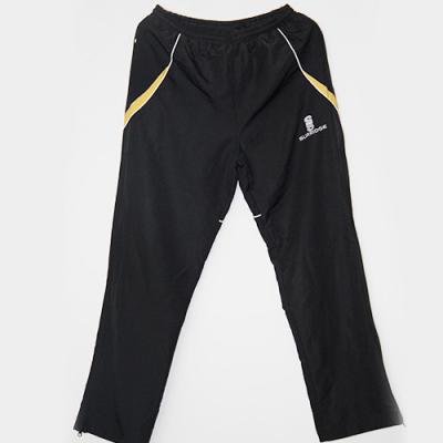 A trilha movimentando-se dos esportes do Gym ocasional arfa o estilo fraco com cintura elástica