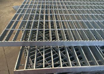 Customized Length Galvanised Steel Mesh Walkway Serrated Style Free Sample