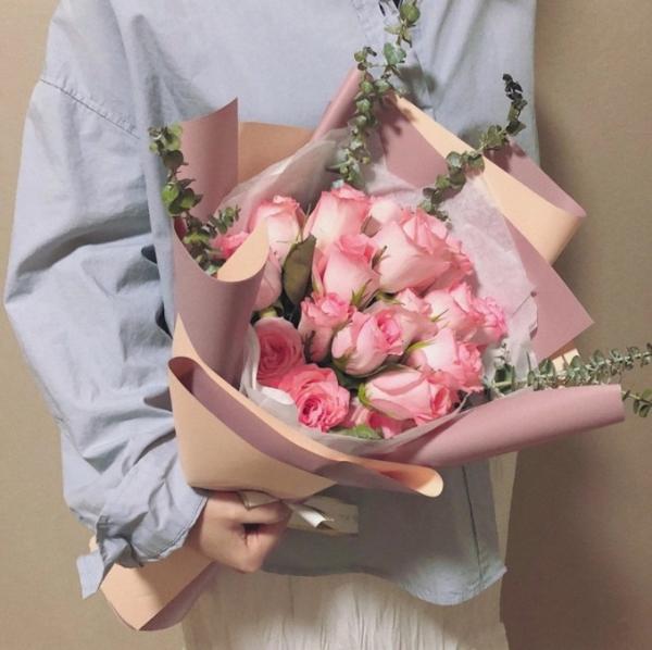 Wholesale flower wrapping paper, gift bouquet packaging materials, two-color waterproof Ouya paper, free shipping, gift flower paper included