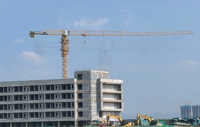 Used DAHAN QTZ160-6515 Tower Crane 65m Jib Length with 10 Ton Max Lifting Capacity