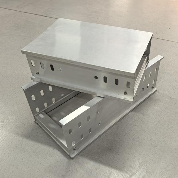 Plateau de câbles en acier galvanisé de 3 m 100 mm pour le câblage électrique