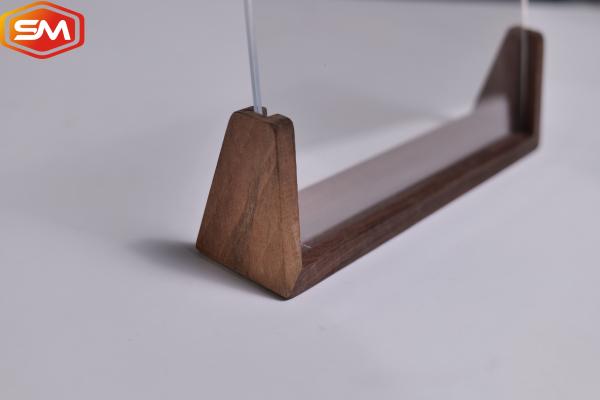 Détenteur d'affichage acrylique en forme de U en bois à double panneau naturel sur mesure avec base de hêtre de noyer